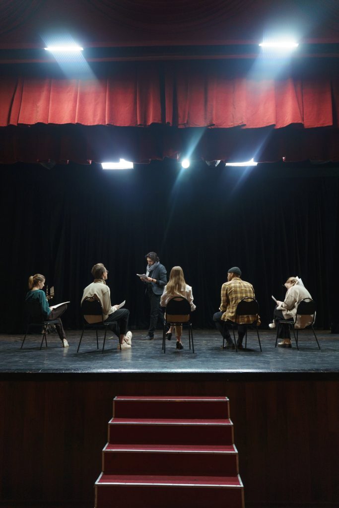 Schauspieler der Schauspielschule ZERBONI auf der Bühne, üben ihr Script